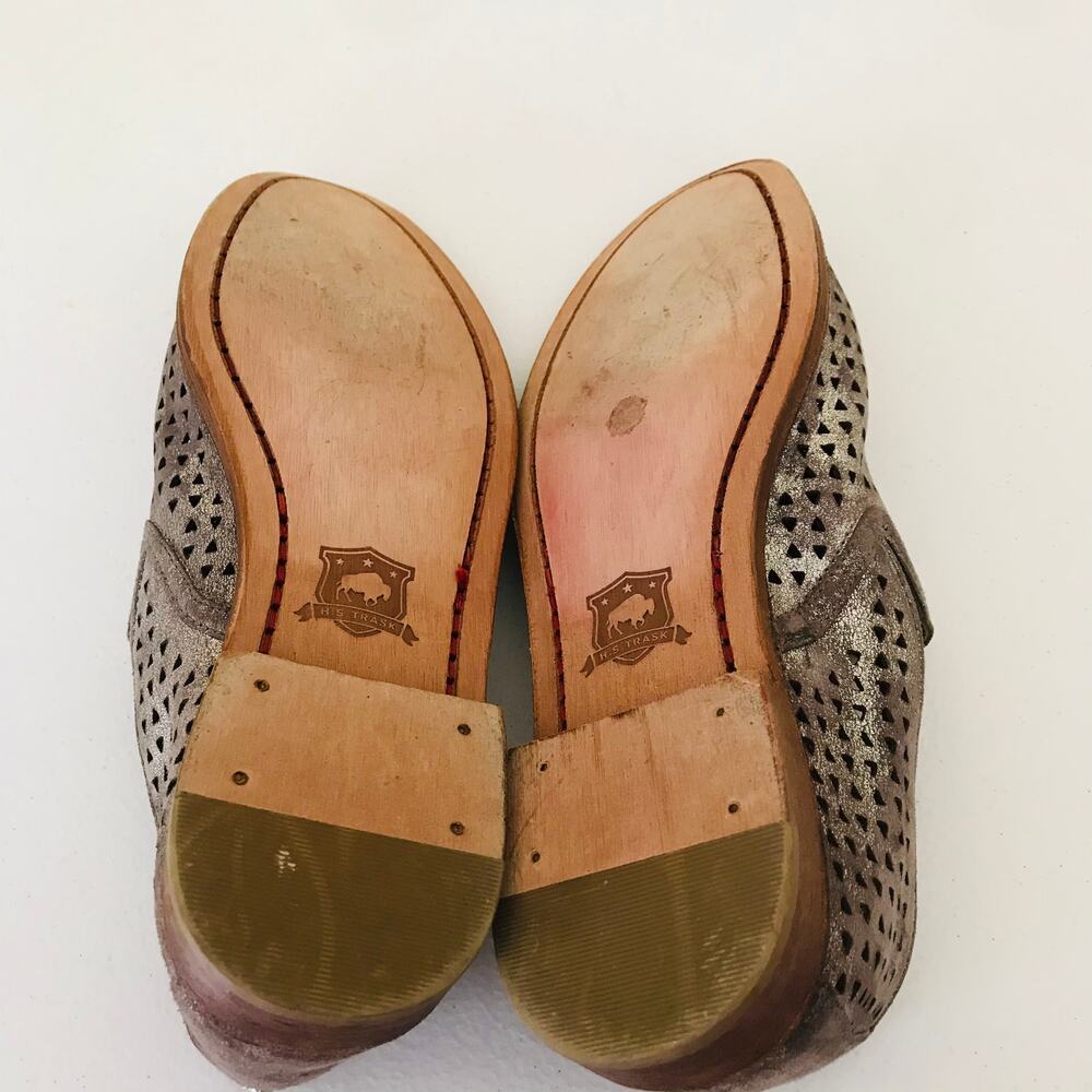 Trask Ali Perforated Metallic Loafer Flats Gray Silver Women's Size 7.5 - Picture 8 of 8